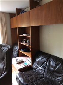 Abbildung: Regalwand, Esssessel,Tekanne,Couchtisch 